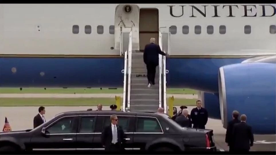 Viral το βίντεο με τον Τραμπ στη σκάλα του AirForce 1 με κολλημένο ένα… χαρτί τουαλέτας στο παπούτσι του (βίντεο)